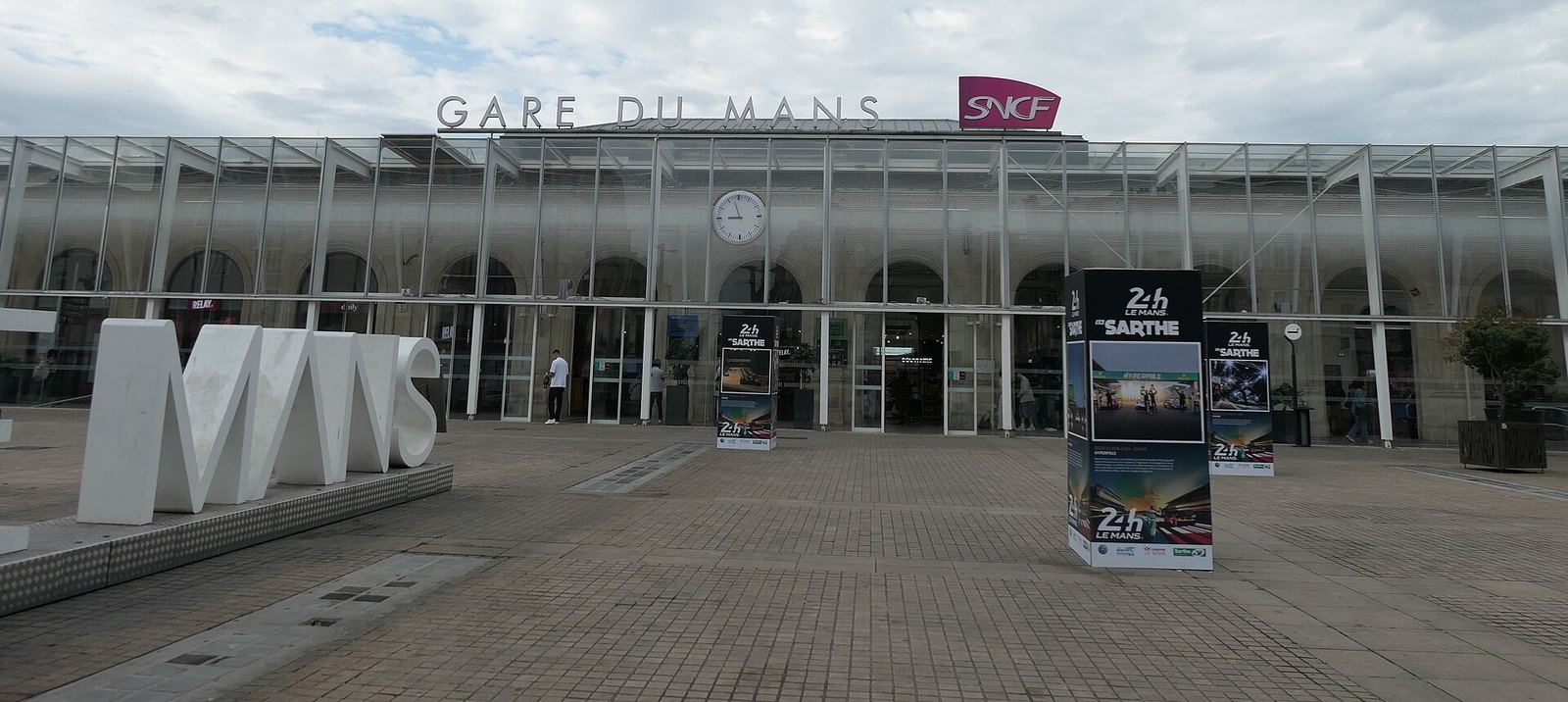 Le parvis de la gare du Mans, avec les grandes lettres MANS devant le hall vitré